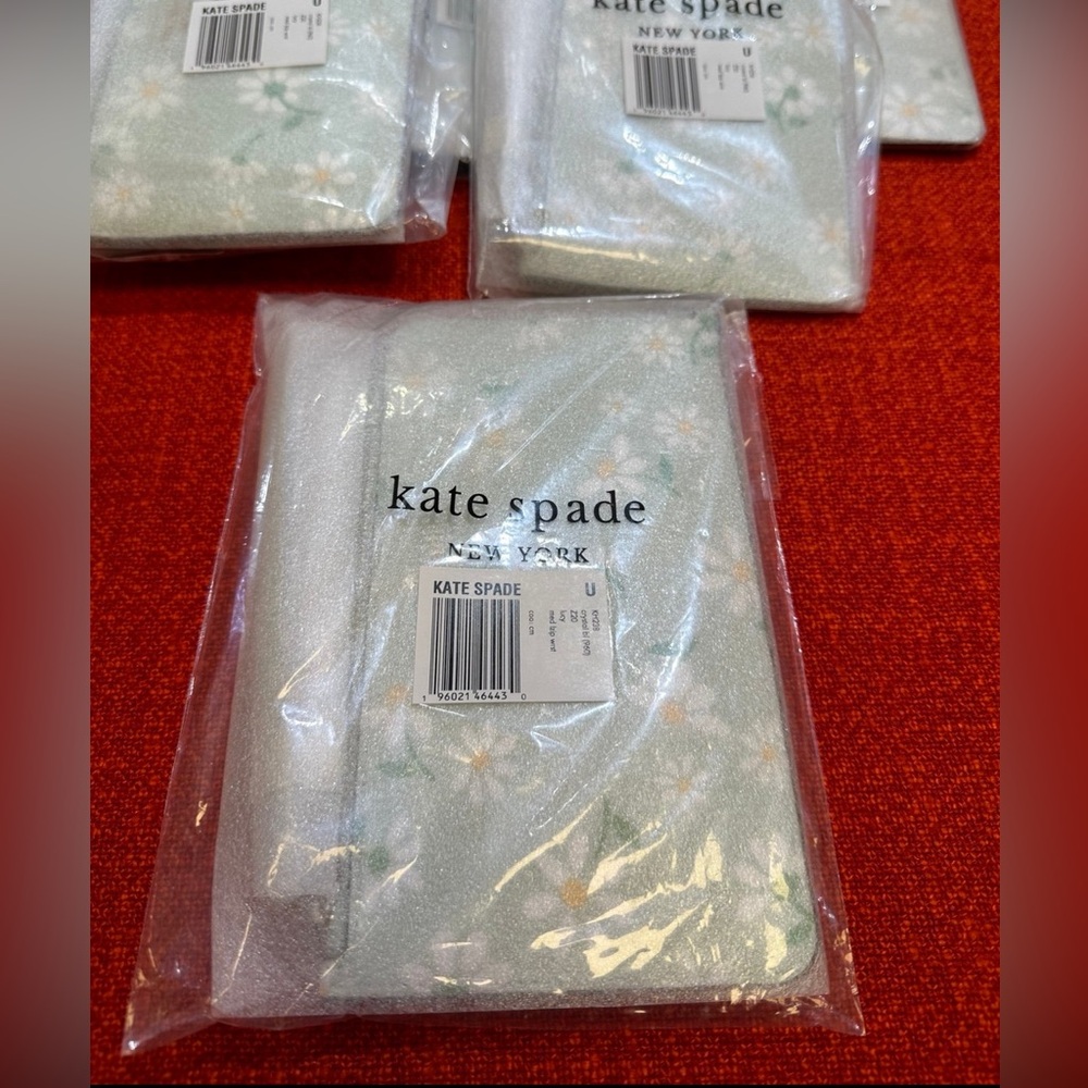 ❤️❤️❤️NWT Kate spade  Tripper Daisy Medium L-Zip Wristlet❤️❤️❤️